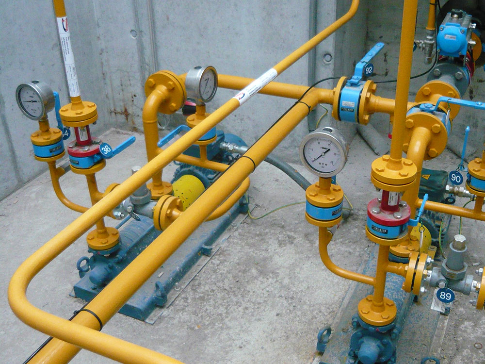 tubazioni-alimentazione-gas-refrigeranti-alla-produzione-carica-circuiti_piping-lines-refrigerant-gas-to-cherge-machine
